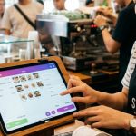 orang sedang menggunakan kasir online