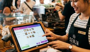 orang sedang menggunakan kasir online